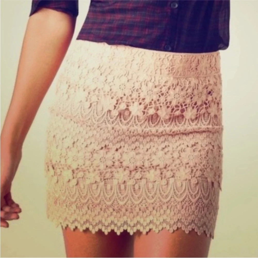 American‎ Eagle Blush Pink Lace Mini Skirt